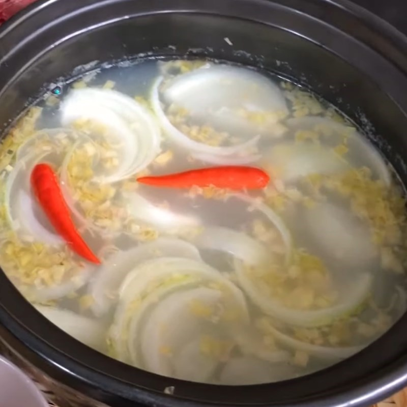 Nấu nước mẻ nhúng bò Cách làm bắp bò nhúng mẻ thơm ngon cho dịp Tết sum vầy